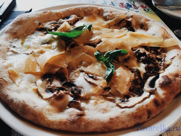 Итальянская пицца с грибами